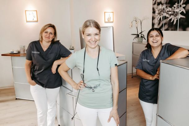 Hochmoderne Zahnarztpraxis in Saarbrücken - Zahnarztpraxis am Rotenbühl - Zahnärztin Isabel Molter-Finkel - Ästhetische Zahnmedizin - Zahnreinigung - Bleaching