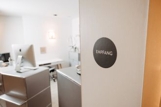 Hochmoderne Zahnarztpraxis in Saarbrücken - Zahnarztpraxis am Rotenbühl - Zahnärztin Isabel Molter-Finkel - Ästhetische Zahnmedizin - Zahnreinigung - Bleaching