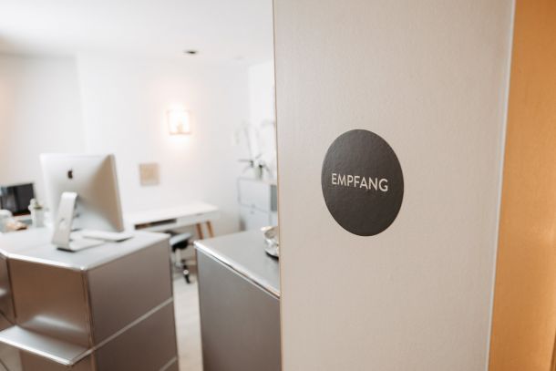 Hochmoderne Zahnarztpraxis in Saarbrücken - Zahnarztpraxis am Rotenbühl - Zahnärztin Isabel Molter-Finkel - Ästhetische Zahnmedizin - Zahnreinigung - Bleaching