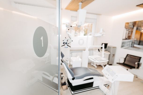 Hochmoderne Zahnarztpraxis in Saarbrücken - Zahnarztpraxis am Rotenbühl - Zahnärztin Isabel Molter-Finkel - Ästhetische Zahnmedizin - Zahnreinigung - Bleaching